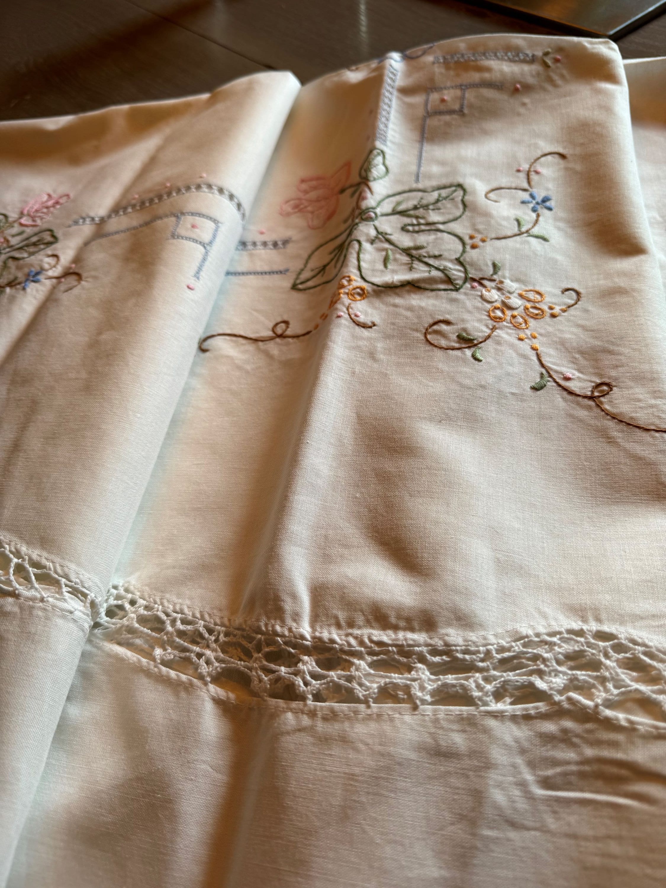 フランス製ヴィンテージ刺繍テーブルクロス（ナプキン付き） - 手縫い 