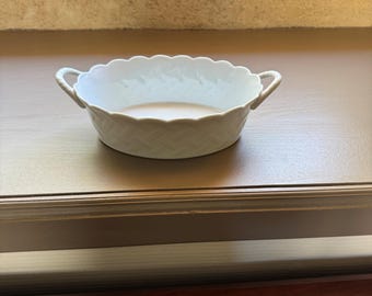 Franse vintage porseleinen serveerschaal Limoges – geschulpte rand met dubbele handgrepen
