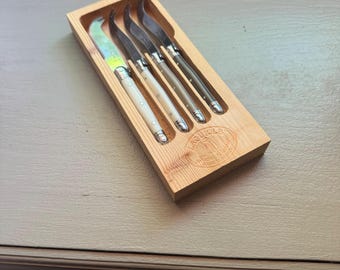 Franse vintage Laguiole-kaasmessenset – Made in France met houten presentatieblad