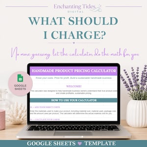 Może przedstawiać: Ekran laptopa wyświetla cyfrowy szablon kalkulatora cen produktów ręcznie robionych w Google Sheets. Interfejs zawiera fioletowe i turkusowe nagłówki z instrukcjami obliczania kosztów bezpośrednich i robocizny dla właścicieli firm.