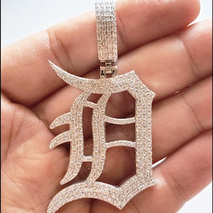 Colgante DETROIT TIGERS de 4Ct / Colgante "D" de Detroit inglés antiguo / Moissanite real / Colgante de plata maciza 925 / Colgante con logotipo de Detroit / Pase de prueba