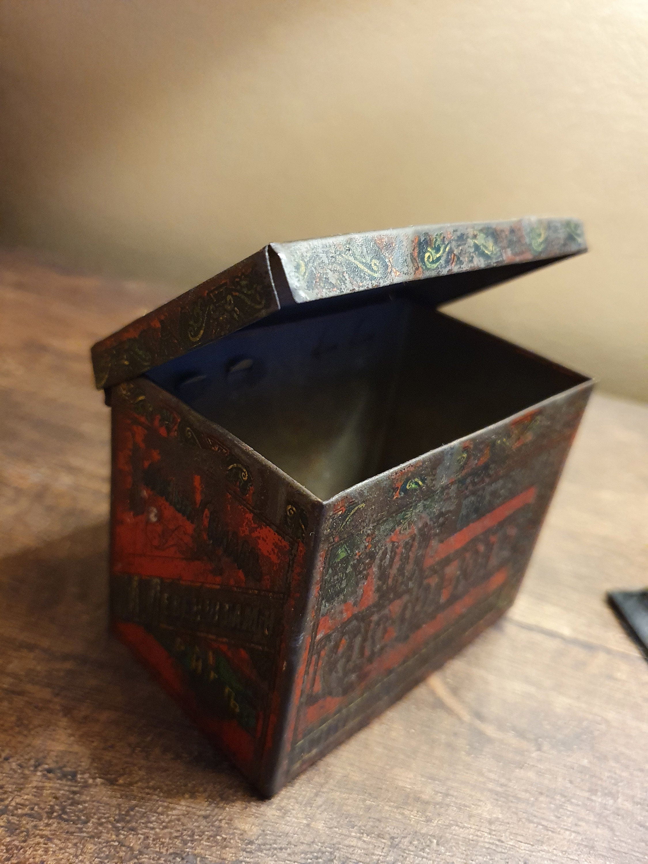 Antique tea box questryte