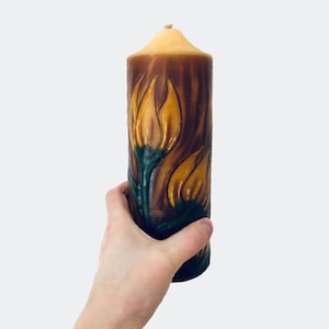 70s candle with tulip motif