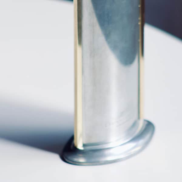 Vase soliflore en étain chromé et laiton représentant une pale de turbine du supersonique Concorde. Fabriqué par Les Etains du Manoir.