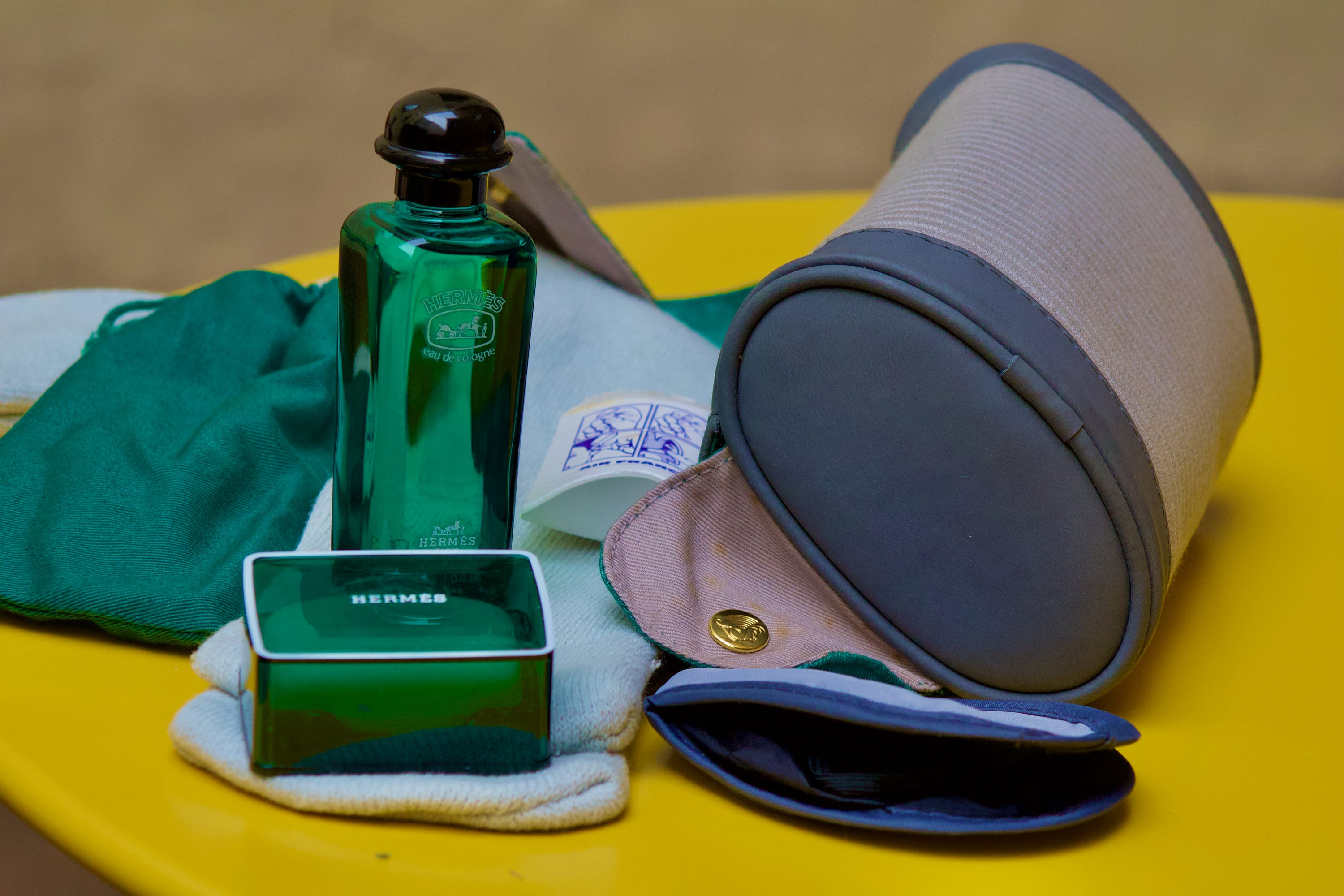 Trousse De Toilette Vintage HERMÈS - Cuir Beige/bordeaux, Intérieur Tissu, Occasion élégante