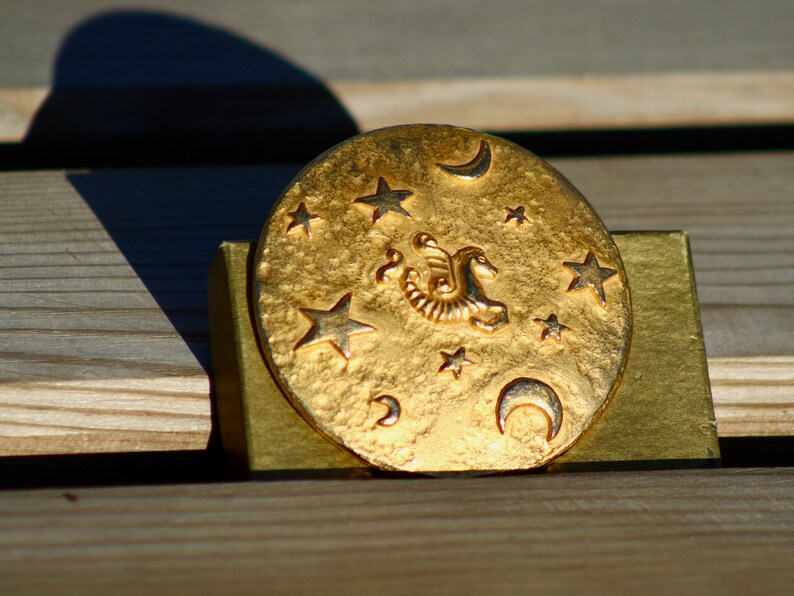 Air France: Pocket mirror created by Jean Boggio in Gold metal / Brass Dating from the 2000s In Perfect Condition image 6