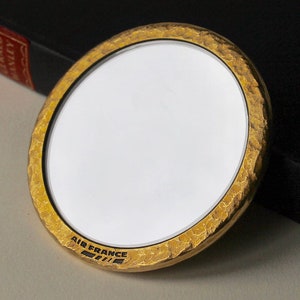 Air France: Pocket mirror created by Jean Boggio in Gold metal / Brass Dating from the 2000s In Perfect Condition image 3