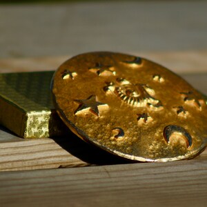 Air France: Pocket mirror created by Jean Boggio in Gold metal / Brass Dating from the 2000s In Perfect Condition image 4