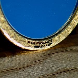 Air France: Pocket mirror created by Jean Boggio in Gold metal / Brass Dating from the 2000s In Perfect Condition image 2