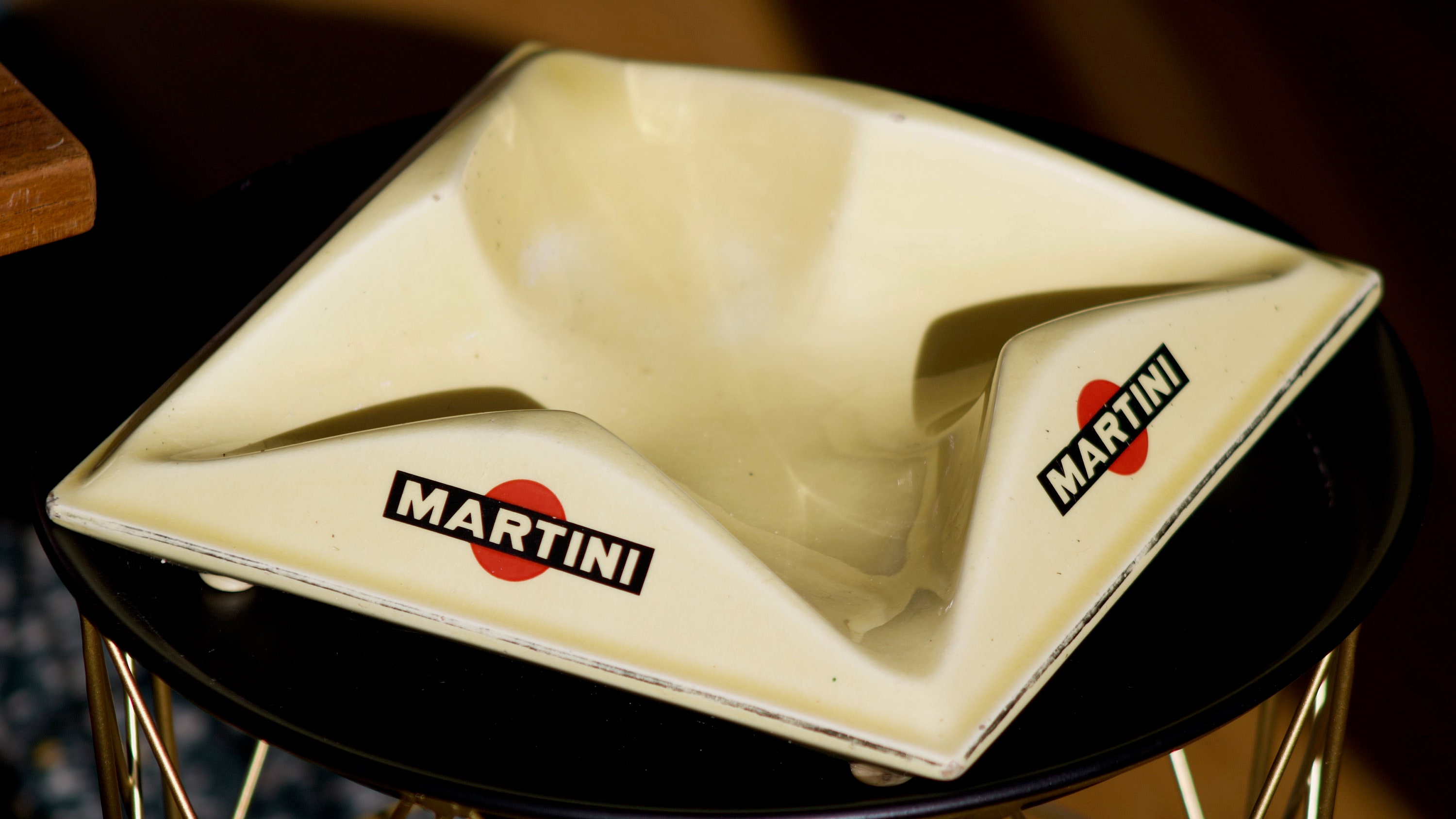 Vintage Martini ashtray in handcrafted yellow earthenware with a gold rim, dating from the 1970s - In perfect condition