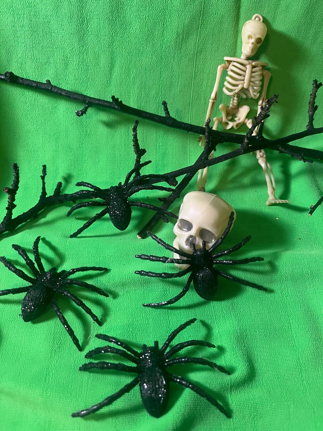 DIY Spooky Halloween Spider Magnets - Creepy Kitchen Fridge Decor ...