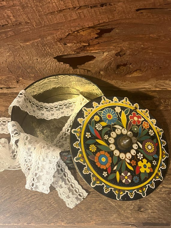 Vintage Daher Floral Round Tin Box - Decorative Keepsake Storage Container for Home Decor
