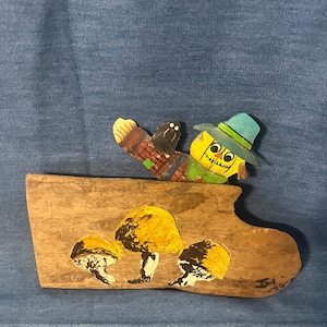 Retro Handcrafted Mushroom Wall Decor: Vintage-Inspired Wooden Plaque for Rustic Home Decoration