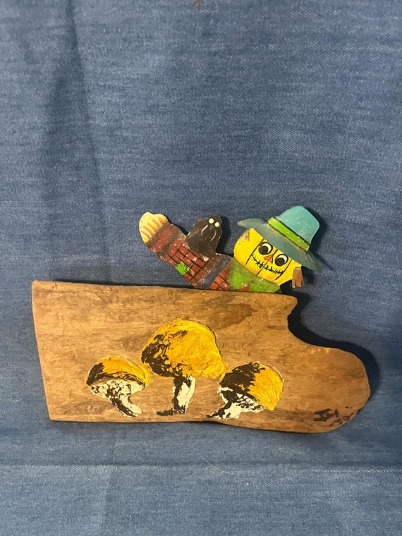Retro Handcrafted Mushroom Wall Decor: Vintage-Inspired Wooden Plaque for Rustic Home Decoration