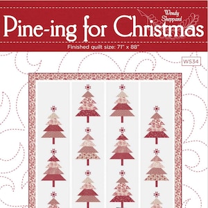 以下が含まれることがあります： 赤と白のパッチワークツリーと青と白のパッチワークツリーのデザインが特徴のクリスマスキルトのキルトパターン。完成したキルトのサイズは71インチ×88インチ。パターン名は「Pine-ing for Christmas」。