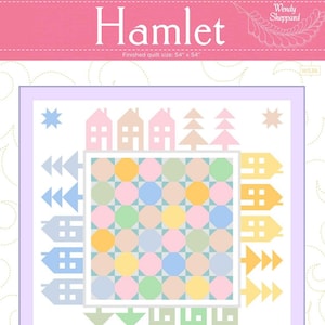 Może przedstawiać: Wzór kołdry o nazwie "Hamlet" o wymiarach 54 cale na 54 cale. Wzór zawiera patchwork z domami, drzewami i gwiazdami w pastelowych kolorach.