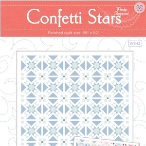 Pode incluir: Padrão de colcha Confetti Stars de Wendy Sheppard. O padrão apresenta um design geométrico azul e branco com um tamanho de colcha acabado de 69 polegadas por 82 polegadas. O padrão também inclui uma amostra menor do design com uma variedade de cores.
