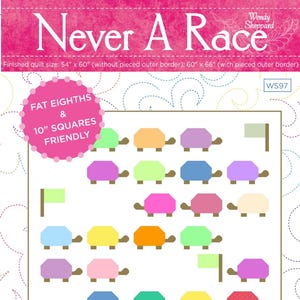 Może przedstawiać: Wzór na kołdrę o nazwie "Never A Race" z kolorowymi wzorami żółwi. Gotowy rozmiar kołdry to 137 cm x 152 cm bez zewnętrznej obwódki i 152 cm x 168 cm z zewnętrzną obwódką. Wzór jest przyjazny dla fat eighths i kwadratów 25 cm.