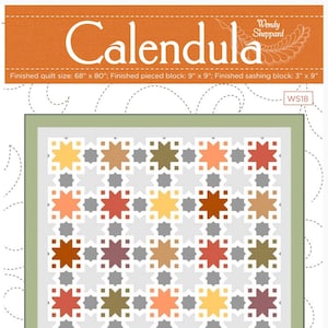 Op de afbeelding: Een quiltpatroon genaamd "Calendula" van Wendy Sheppard. Het patroon heeft een raster van 9x9 blokken met een verscheidenheid aan kleuren, waaronder oranje, rood, bruin, geel en grijs. De afmeting van de afgewerkte quilt is 68 inch bij 80 inch.