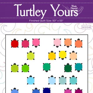 Op de afbeelding: Een quiltpatroon getiteld "Turtley Yours" met een afgewerkte afmeting van 127 cm x 140 cm. Het ontwerp toont een raster van kleurrijke schildpadvormen in verschillende kleuren, waaronder rood, roze, geel, groen, blauw en bruin, op een witte achtergrond.
