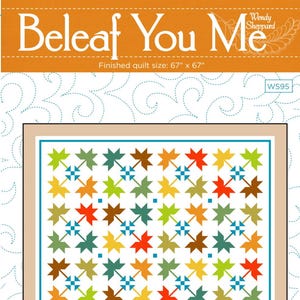 Może przedstawiać: Wzór patchworku o nazwie "Beleaf You Me" autorstwa Wendy Sheppard. Wzór przedstawia kolorowy projekt liści i gwiazd na białym tle. Gotowy rozmiar patchworku to 67 cali na 67 cali.