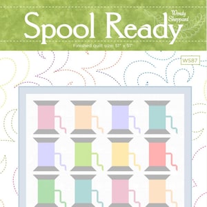 Może przedstawiać: Wzór patchworku Spool Ready z wzorem 12 szpulek nici w różnych pastelowych kolorach. Gotowy rozmiar patchworku to 51" x 51".