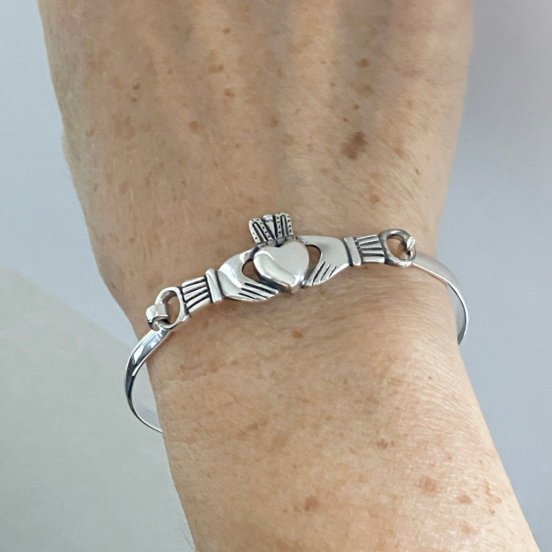 Sterling silver claddagh sale bracelet