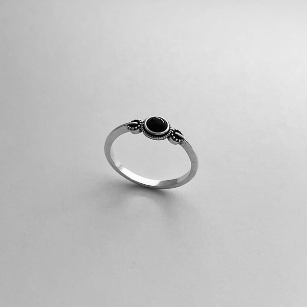 Sterling Silber kleine zierliche Bali Stil schwarzer Onyx Ring, Boho Ring, Silberring, Steinring
