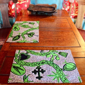 Manteles individuales estampados con bloques de cera: diseño de pulsera con dijes en verde y gris, reversibles, de algodón con estampado de objetos Vlisco (juego de 2).