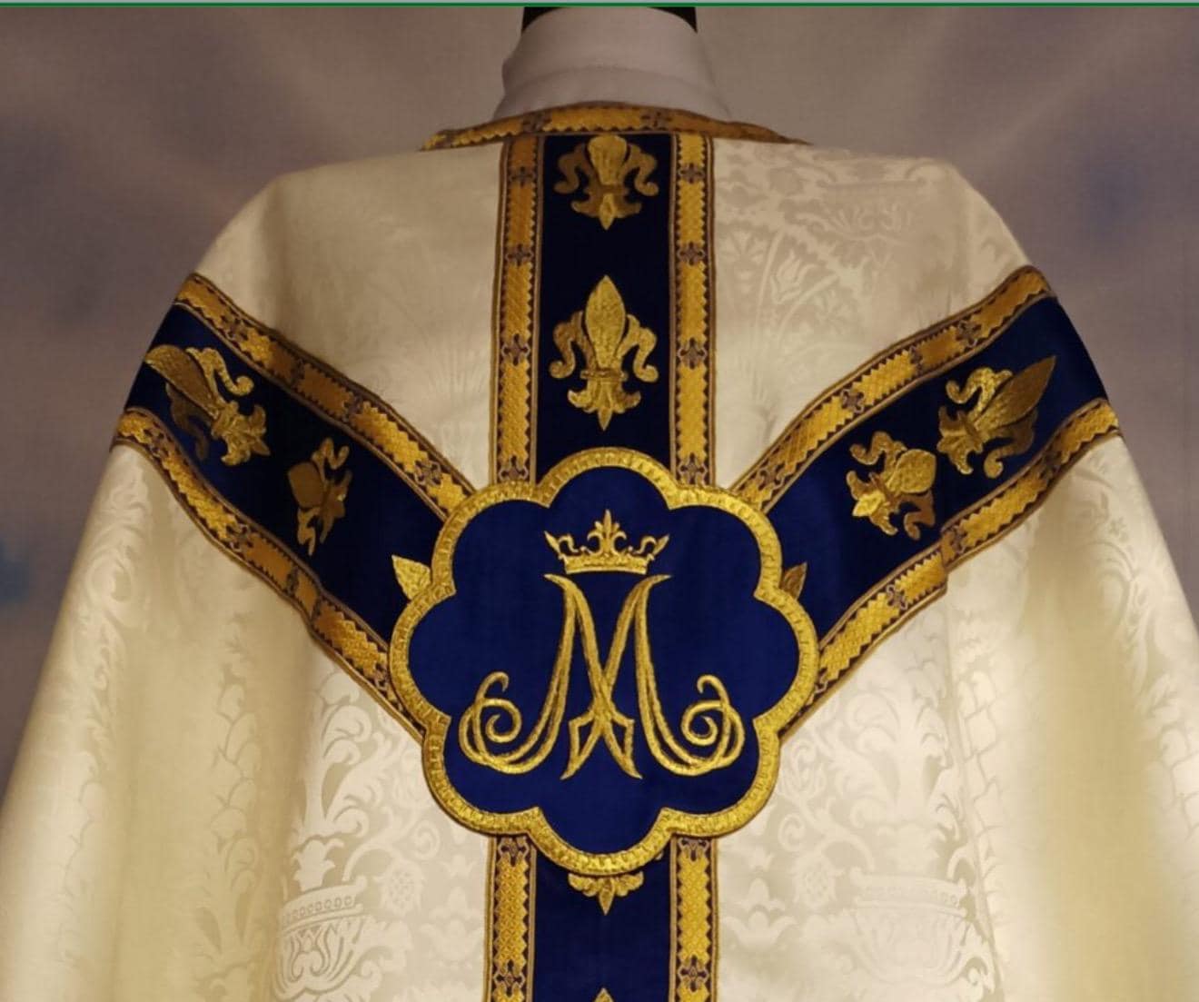 Paroisse Marie Reine Des Coeurs | Vêtements Sacerdotaux