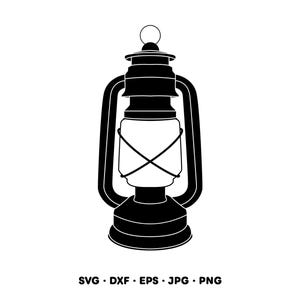 Op de afbeelding: Een zwarte silhouetillustratie van een klassieke stormlantaarn met een centrale glazen bol, een beschermende draadkooi, een handvat aan de bovenkant en een brede voet. De tekst eronder luidt: SVG • DXF • EPS • JPG • PNG.