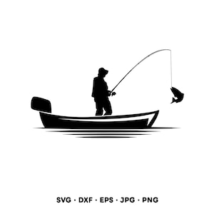 Könnte beinhalten: Schwarze Silhouette einer Person, die von einem Boot aus angelt. Die Person hält eine Angelrute mit einem Fisch am Haken. Das Boot befindet sich auf dem Wasser. Das Bild enthält den Text "SVG • DXF • EPS • JPG • PNG".