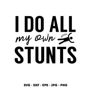 Op de afbeelding: Zwart-wit grafisch ontwerp met de tekst "I DO ALL my own STUNTS". Het ontwerp bevat een stokfiguur die een stunt uitvoert. Onder de tekst staan de bestandsformaten: SVG, DXF, EPS, JPG, PNG.