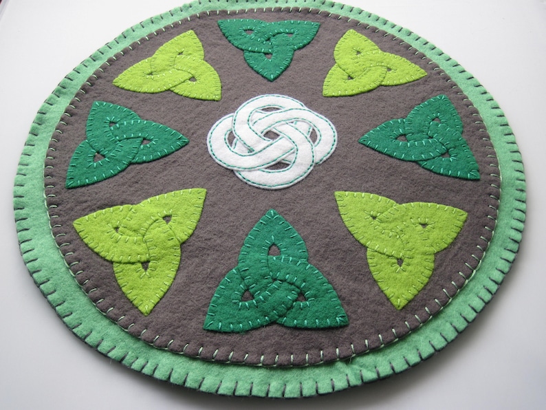 PDF PATTERN: Celtic Knot Work Penny Rug Wool Applique Trinity Knots sewing tutorial felt DIY Decoration Holiday accessory image 1