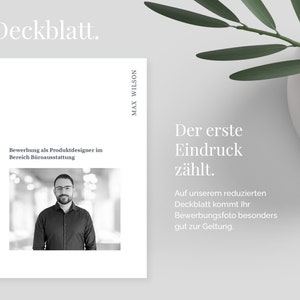 May include: A black and white photo of a man wearing a black shirt and glasses. The photo is on a white background with the text "Bewerbung als Produktdesigner im Bereich B&uuml;roausstattung" and "MAX WILSON" at the top. The text "Der erste Eindruck z&auml;hlt." is on the right side of the image. Below the text is "Auf unserem reduzierten Deckblatt kommt Ihr Bewerbungsfoto besonders gut zur Geltung."