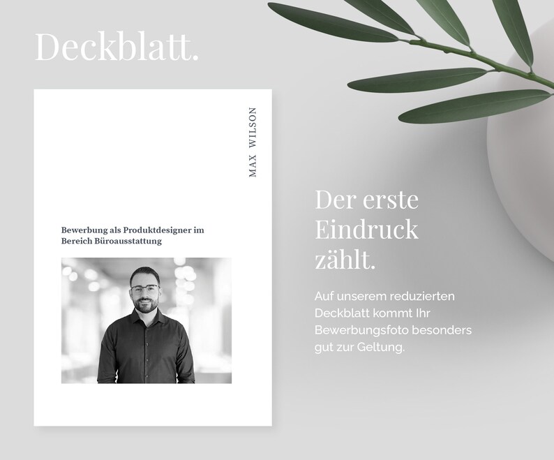 May include: A black and white photo of a man wearing a black shirt and glasses. The photo is on a white background with the text "Bewerbung als Produktdesigner im Bereich B&uuml;roausstattung" and "MAX WILSON" at the top. The text "Der erste Eindruck z&auml;hlt." is on the right side of the image. Below the text is "Auf unserem reduzierten Deckblatt kommt Ihr Bewerbungsfoto besonders gut zur Geltung."