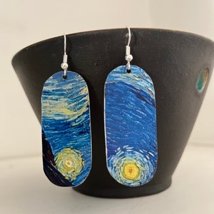 Superbes boucles d&#39;oreilles, en forme de cartouche, fabriquées à la main à partir d&#39;un panneau en métal représentant la « nuit étoilée » de Van Gogh. Des bijoux uniques.