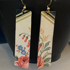 Beautiful 1950s Vintage Sweet Tin Drop Earrings. 925 silver hooks, gold plated. Handmade. Free gift packaging and postage