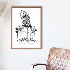 Puede incluir: Impresión en blanco y negro enmarcada que representa un monumento. La obra de arte muestra una estatua sobre una columna, con el texto "Balco del Mediterrani, Tarragona" en la parte inferior. El marco es de madera.