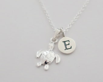 Sköldpadda- och initialhalsband i sterlingsilver, sköldpadda- och initialsmycken från Hawaii, sköldpaddapresent, havssköldpadda-berlockhänge, djurhalsband på stranden