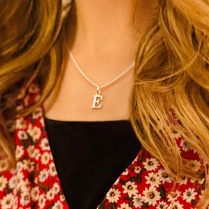Collier initial en argent sterling, bijoux de collier personnalisés initiaux en couches d'argent, bijoux personnalisés, collier monogramme prénom délicat