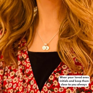 Collar para mujer mamá, collar inicial plata de ley, collar familiar, collar de disco con letras personalizadas con iniciales múltiples 2 3 dos tres