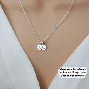 Colar de família, colar inicial de prata esterlina, colar inicial múltipla 2 3 dois três, inicial dupla, colar de disco de letra personalizado