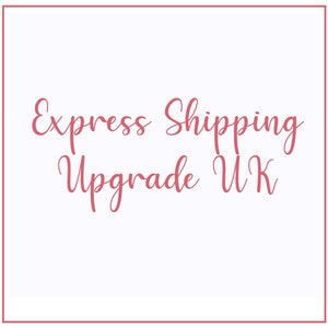 Puede incluir: Fondo blanco con borde rosa y texto "Express Shipping Upgrade UK" en fuente cursiva. El texto es de color rosa rojizo suave y está centrado.