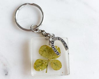 Sleutelhanger klavertje vier, harsbedel, geluksbedel, attent cadeau, gelukscadeau voor, sleutelhanger cool, ambachtelijk handgemaakt cadeau
