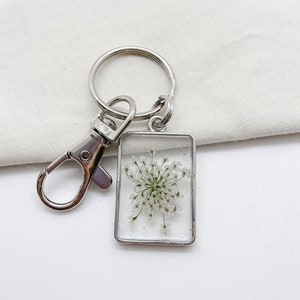 Pressed Flower Keychain, Queen Anne&#39;s Lace Gift, Floral Charm Keychain For, Unique Gift For, Floral Key Fob, Mom Birthday Gift from Daughter