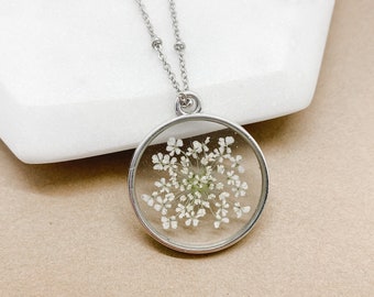Pressed Flower Necklace for Women, Queen Annes Lace Gift, Resin, Jewelry, Mom Birthday Gift From Daughter, Mothers Day Gift From