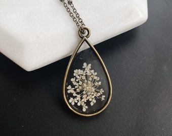 Pressed Flower Necklace for Women, Queen Annes Lace Necklace, Flower Necklace For, Mom Birthday Gift from Daughter, Mothers Day Jewelry