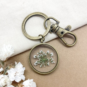 押し花キーホルダー、クイーンアンズレースギフト、花のチャームキーホルダー、ユニークなギフト、花のキーホルダー、娘からのお母さんへの誕生日プレゼント