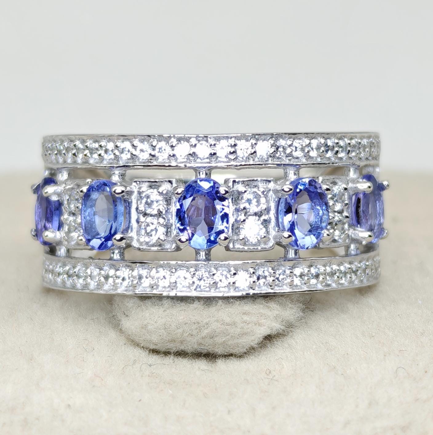 なる 92.5 スターリング シルバーのリング バンドにセットされた天然